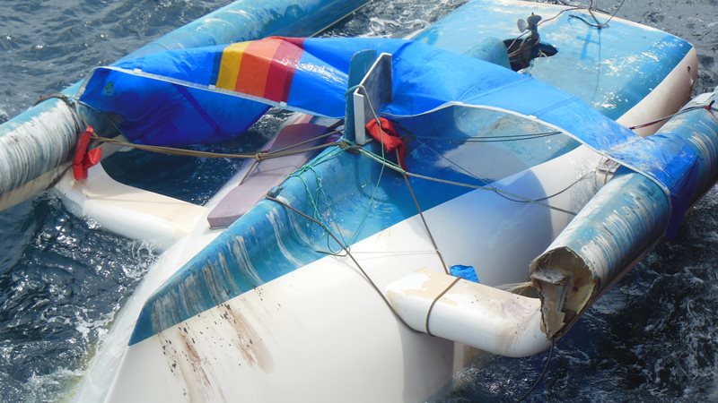 Przewrócony kadłub katamaranu Seven Sisters Przewrócony kadłub katamaranu Seven Sisters